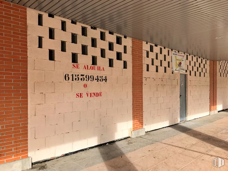 Retail for sale & for rent at Calle Lazarillo de Tormes, 6, Ávila, 05003 with property, brick, wood, font, rectangle, brickwork, flooring, building material, facade and tints and shades around