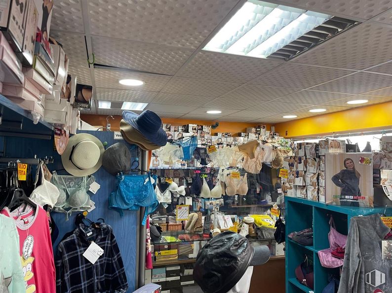 Local en venta en Centro, Moralzarzal, Madrid, 28411 con sombrero, parte superior, ropa, sombrero para el sol, venta al por menor, bolsa, estantería, estante, plástico y tienda outlet alrededor