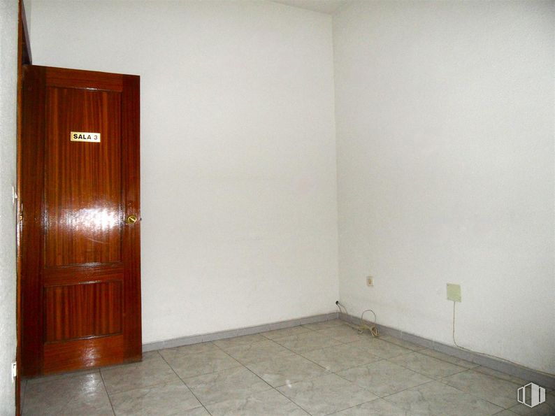 Oficina en alquiler en Calle Madrid, Getafe, Madrid, 28901 con puerta, accesorio, madera, suelos, suelo, puerta de casa, pintura, madera dura, tinte para madera y techo alrededor