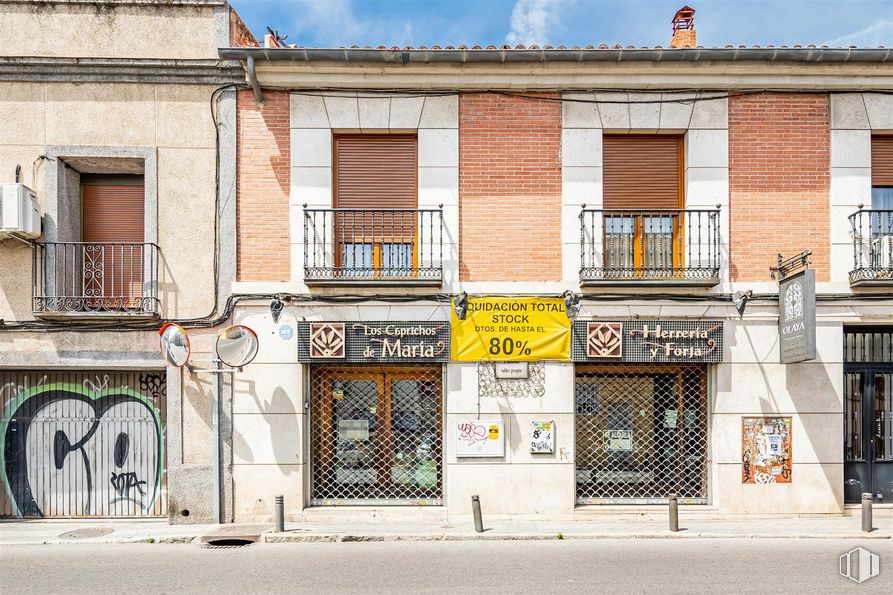 Retail for rent at Calle Nuestra Señora de Valverde, 47, Fuencarral - El Pardo, Madrid, 28034 with window, building, fixture, cloud, paint, neighbourhood, font, door, facade and art around