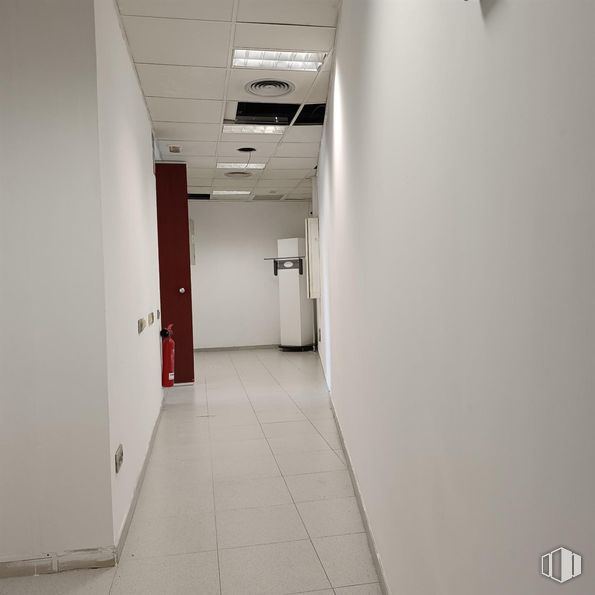 Retail for rent at Zona céntrica, Móstoles, Madrid, 28931 with door, fixture, building, flooring, ceiling, hall, composite material, aluminium, symmetry and event around