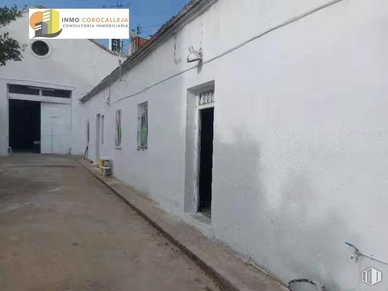 Nave en alquiler en Camino Perales, Usera, Madrid, 28041 con edificio, puerta, ventana, accesorio, superficie de la carretera, asfalto, gas, fachada, cielo y material compuesto alrededor