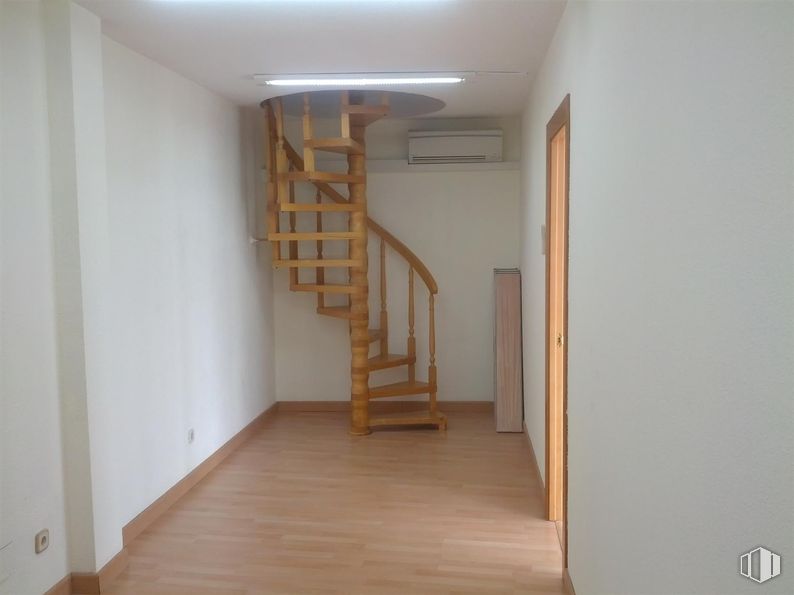 Oficina en alquiler en Calle Gran Vía, 28, Majadahonda, Madrid, 28220 con escaleras, suelos, suelo, madera, interiorismo, suelos de madera, techo, pasamanos, tinte para madera y madera dura alrededor