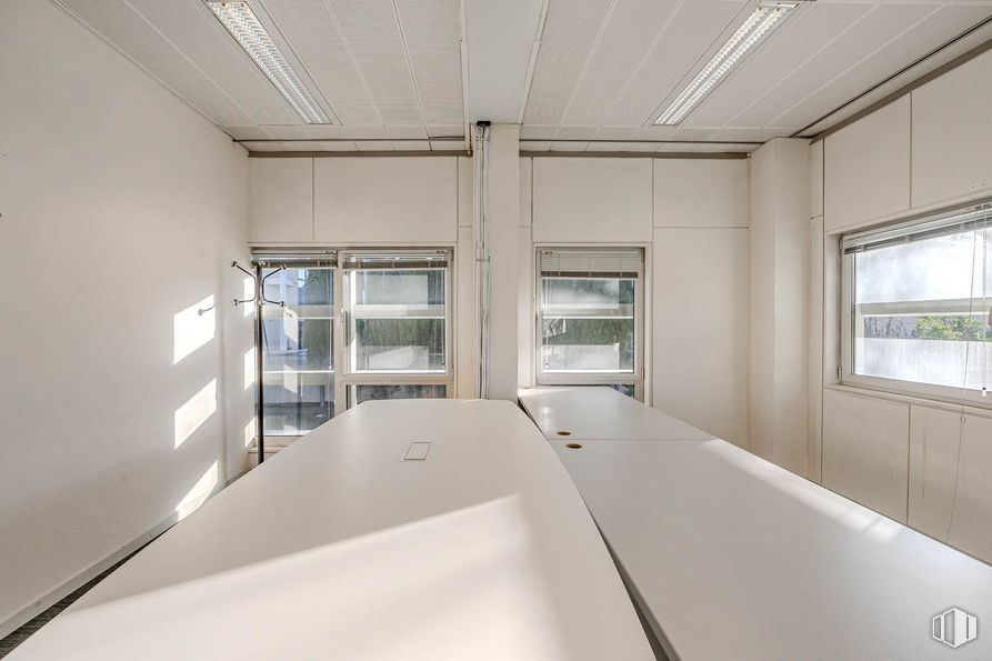 Oficina en alquiler en Calle Virgilio, 17, Pozuelo de Alarcón, Madrid, 28223 con ventana, techo, suelos, suelo, interiorismo, material compuesto, apartamento, plata, vidrio y iluminación natural alrededor