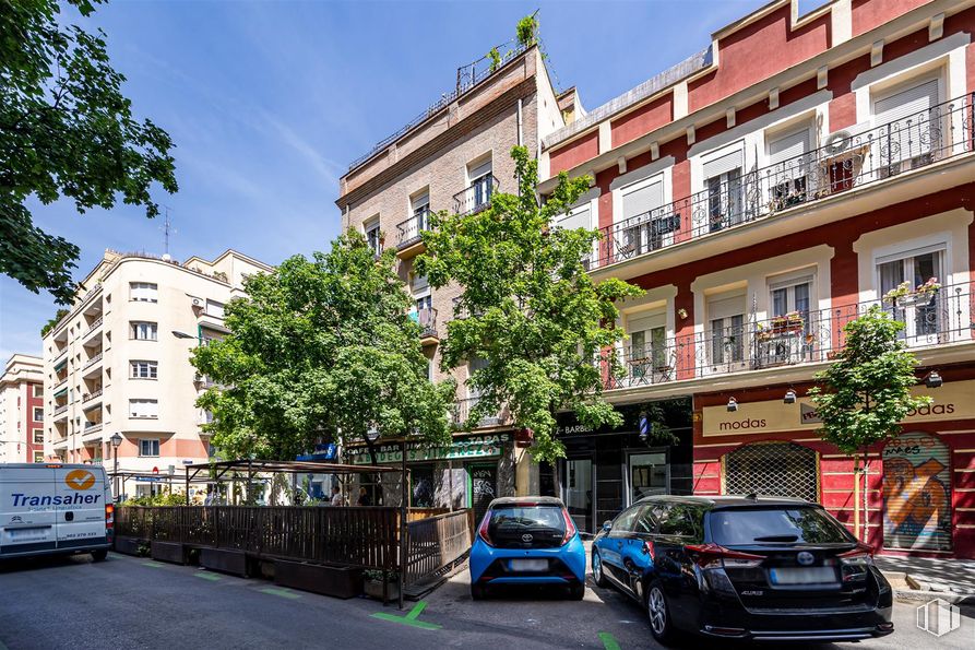 Local en venta en Calle Guzmán el Bueno, 58, Chamberí, Madrid, 28015 con coche, edificio, ventana, rueda, neumático, vehículo terrestre, vehículo, cielo, matrícula del vehículo y vehículo de motor alrededor