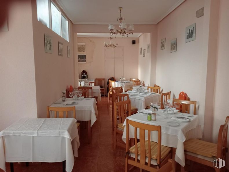 Retail for sale at Calle Reina Victoria, San Lorenzo de El Escorial, Madrid, 28200 with chair, kitchen & dining room table, lighting, chandelier, light fixture, table, tablecloth, furniture, linens and restaurant around