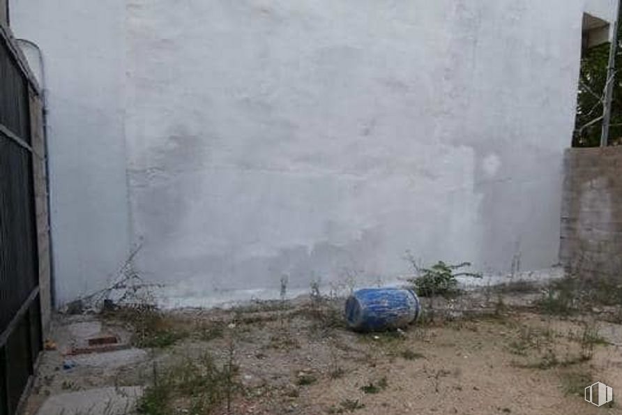 Land for sale at Calle Poeta Rafael Morales, 7, Talavera de la Reina, Toledo, 45600 with container, plant, land lot, grass, morning, gas, flooring, composite material, building and window around