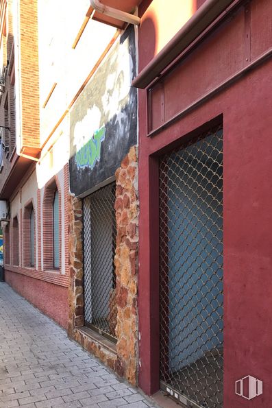 Local en venta en Calle Postas, 2, Azuqueca de Henares, Guadalajara, 19200 con ventana, superficie de carretera, madera, edificio, albañilería, arquitectura, ladrillo, asfalto, barrio y casa alrededor