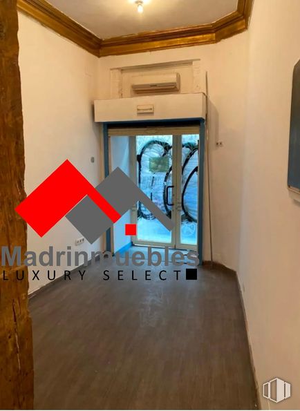 Retail for sale at Calle Redondilla, Centro, Madrid, 28005 with property, building, interior design, wood, paint, hall, fixture, floor, art and flooring around