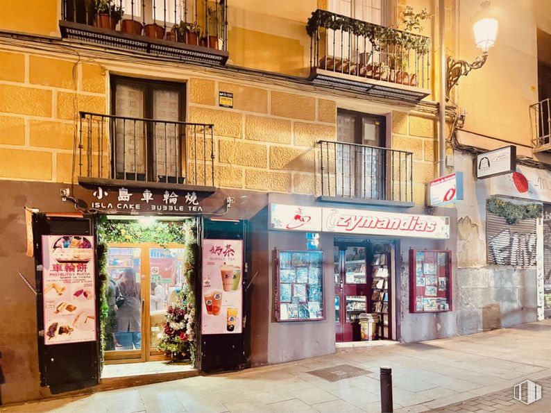 Local en alquiler en Calle Fuentes, 6, Centro, Madrid, 28013 con puerta, venta al por menor, acera, publicidad y escaparate alrededor