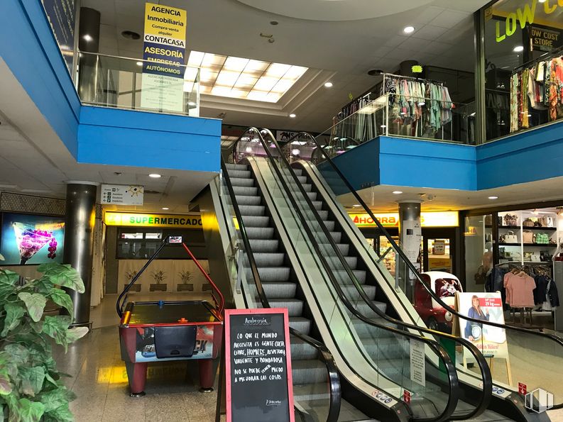 Retail for sale at Calle Marqués de Santillana, Colmenar Viejo, Madrid, 28770 with plant, escalator, stairs, building, retail, leisure, city, mixed-use, flooring and commercial building around