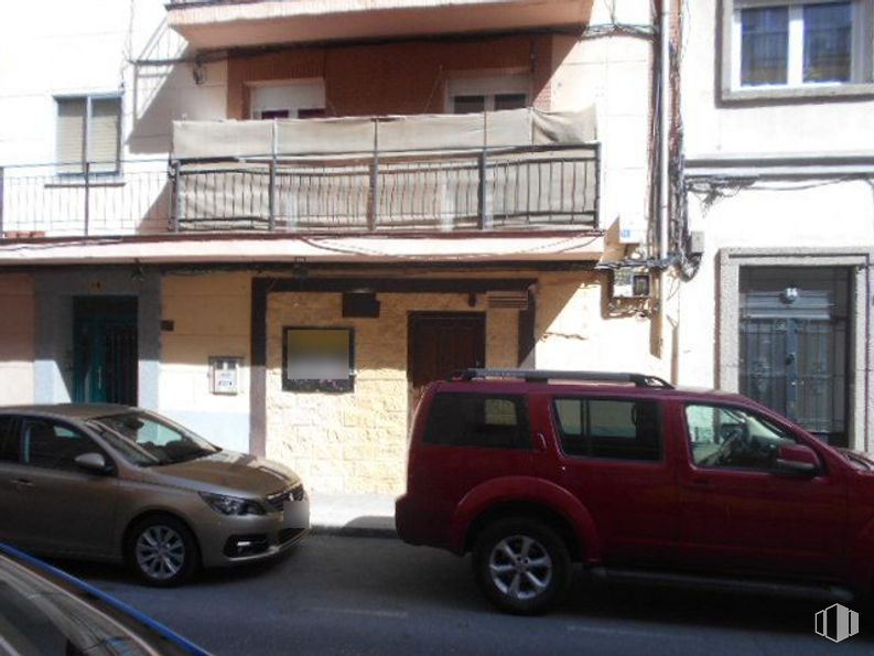 Retail for sale at Calle Virgen de Covadonga, Ávila, 05005 with wheel, car, window, tire, automotive parking light, land vehicle, vehicle, building, property and motor vehicle around