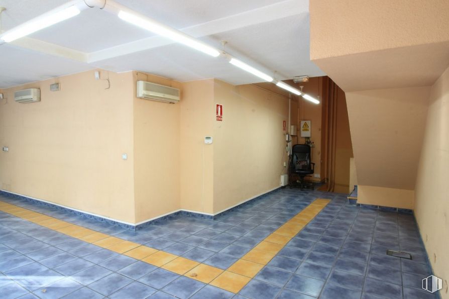 Local en alquiler en Avenida General Perón, Tetuán, Madrid, 28020 con puerta, interiorismo, hall, suelo, suelos, casa, accesorio, edificio, suelo de baldosas y madera alrededor