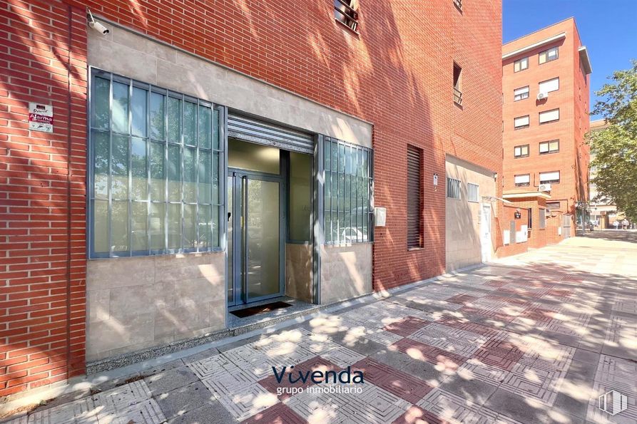 Local en venta en Zona ayuntamiento, Humanes de Madrid, Madrid, 28970 con edificio, ventana, puerta, durante el día, propiedad, albañilería, superficie de la carretera, ladrillo, madera y zona residencial alrededor