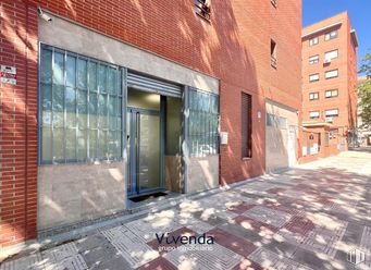 Local en venta en Zona ayuntamiento, Humanes de Madrid, Madrid, 28970 con edificio, ventana, puerta, durante el día, propiedad, albañilería, superficie de la carretera, ladrillo, madera y zona residencial alrededor