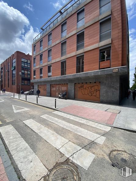 Local en alquiler en Paseo Doctor Fernández Iparraguirre, Guadalajara, 19001 con edificio, nube, cielo, ventana, superficie de la carretera, asfalto, planta, diseño urbano, árbol y ladrillo alrededor