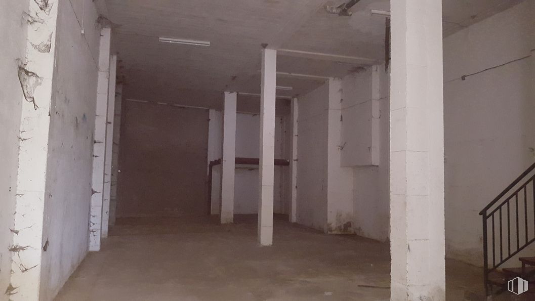 Retail for sale at Calle General Cuesta, 6, Talavera de la Reina, Toledo, 45600 with fixture, floor, composite material, flooring, building, building material, ceiling, wood, concrete and plaster around