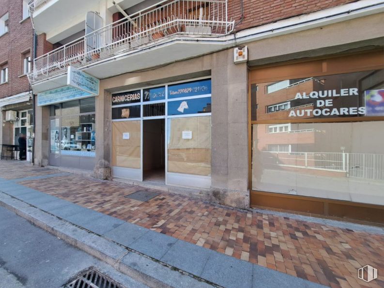 Retail for rent at Calle Alfonso de Montalvo, Ávila, 05001 with door, building, road surface, wood, brick, house, window, facade, brickwork and sidewalk around