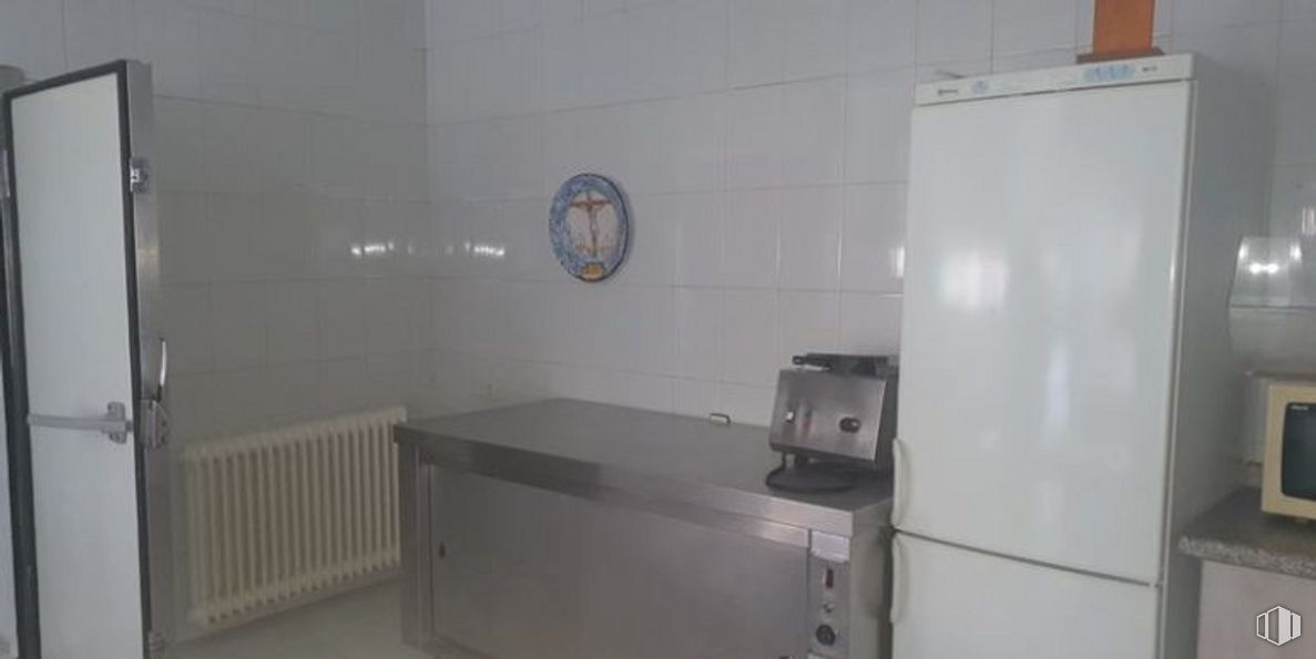 Retail for sale at Carretera Talavera, Alcaudete de la Jara, Toledo, 45662 with refrigerator, home appliance, door, cabinetry, whiteboard, flooring, floor, building, gas and house around