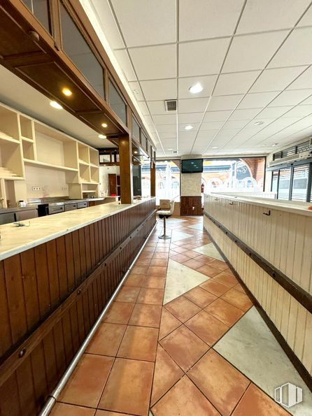 Retail for rent at Zona Nueva España, Villanueva de la Torre, Guadalajara, 19209 with window, wood, interior design, floor, flooring, building, hardwood, ceiling, hall and tile flooring around