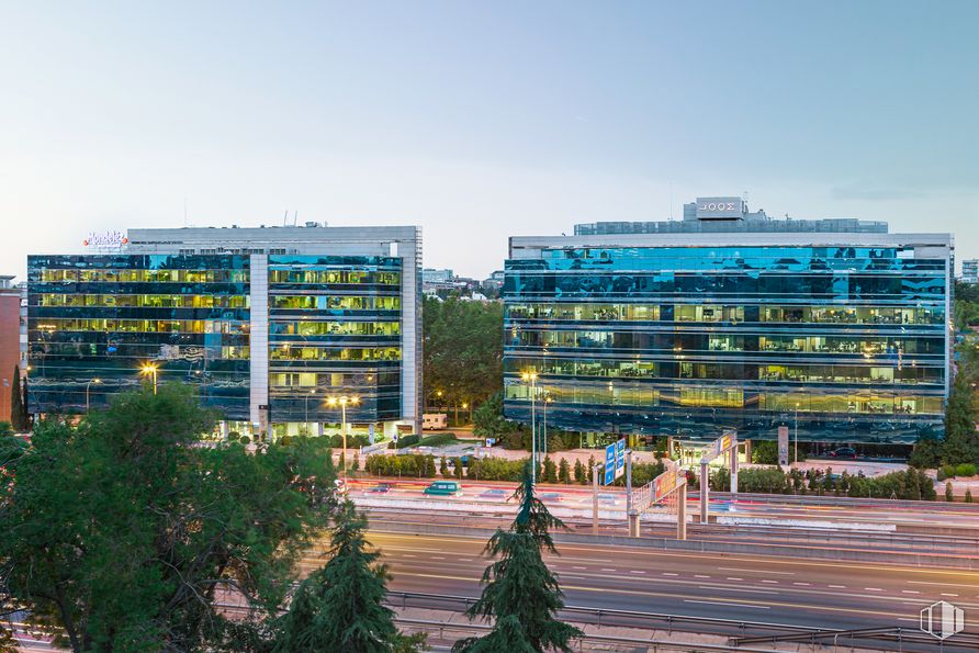 Oficina en alquiler en Calle Eucalipto, 25, Chamartín, Madrid, 28016 con edificio, cielo, planta, ventana, árbol, bloque de torres, diseño urbano, condominio, ciudad y bienes inmuebles alrededor