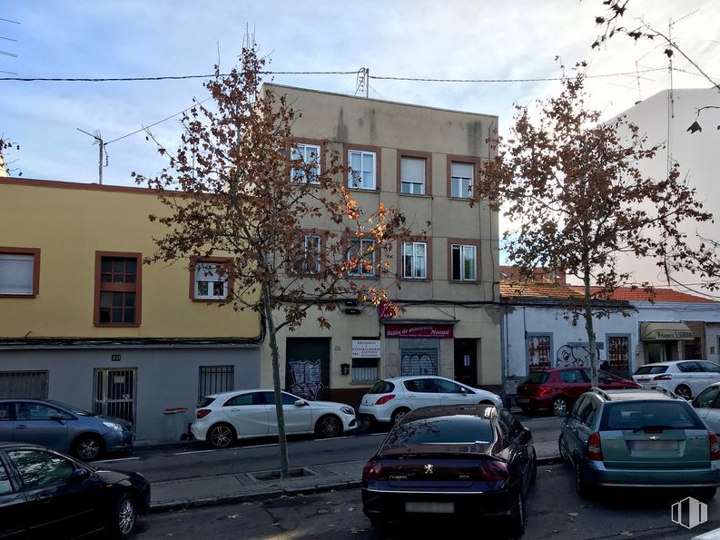 Retail for rent at Zona cercana Ayuntamiento, Usera, Madrid, 28026 with car, window, building, wheel, automotive parking light, tire, land vehicle, vehicle, sky and cloud around