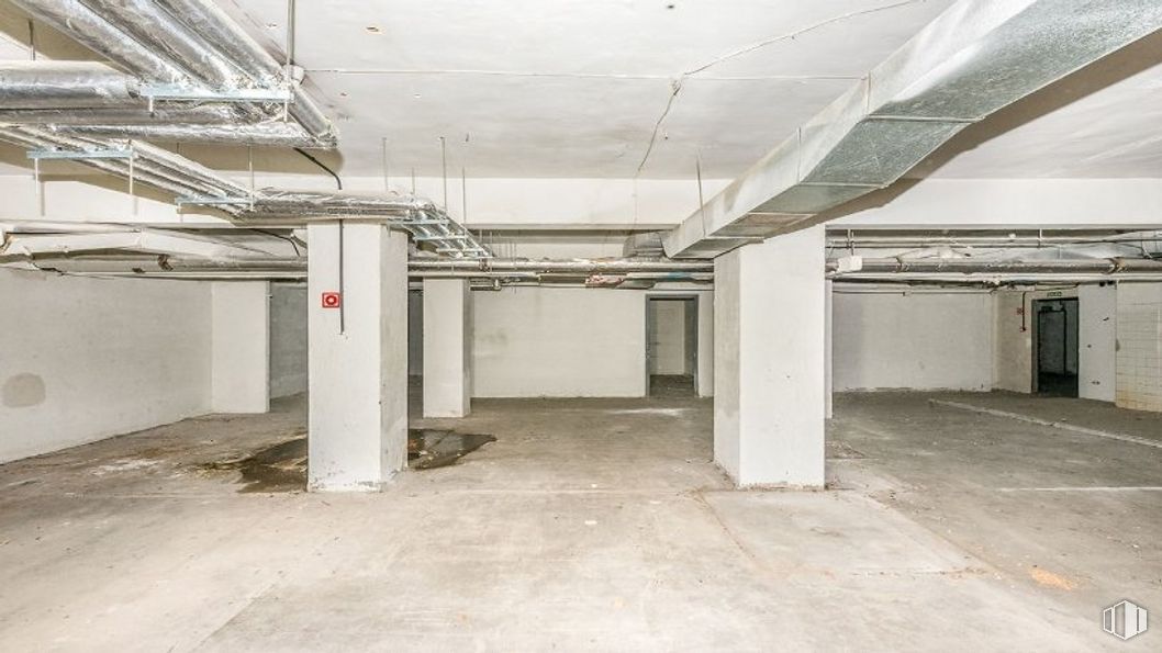 Local en venta en Plaza Conde del Valle de Suchil, Chamberí, Madrid, 28015 con suelos, suelo, hall, gas, techo, material compuesto, aparcamiento, hormigón, edificio y evento alrededor