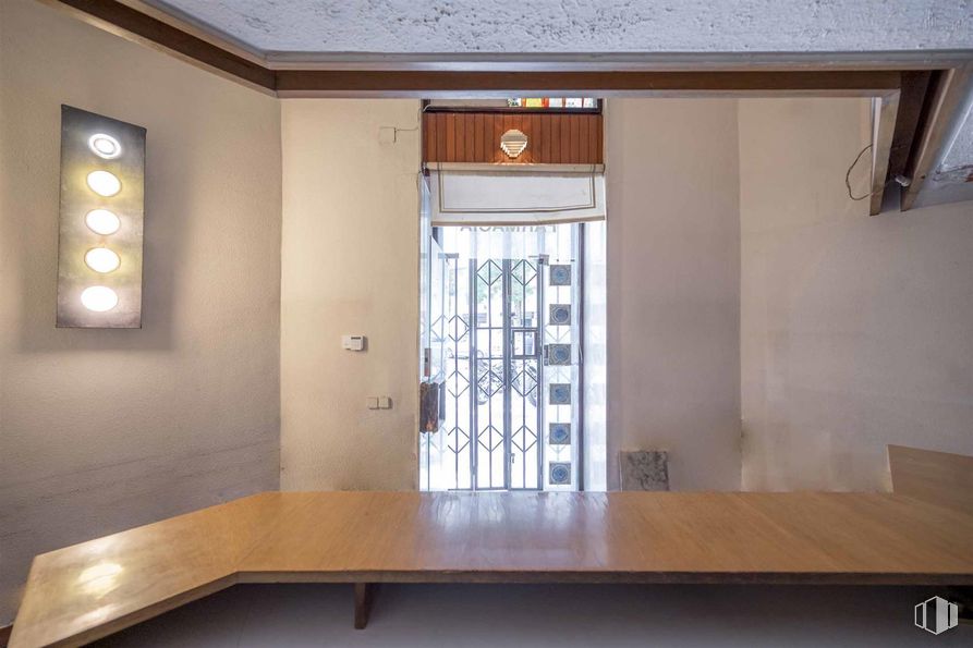 Local en alquiler en Calle Monte Esquinza, Chamberí, Madrid, 28010 con lámpara, puerta, alumbrado, ventana, edificio, accesorio, madera, sombra, interiorismo y tinte para madera alrededor