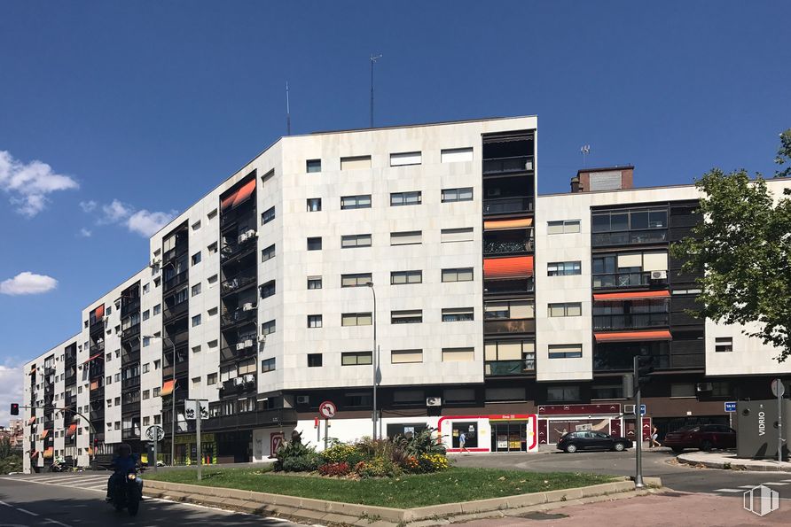 Local en venta en Calle Doctor Federico Rubio y Galí, 19, Tetuán, Madrid, 28039 con edificio, persona, cielo, nube, planta, ventana, bloque de torre, diseño urbano, árbol y condominio alrededor