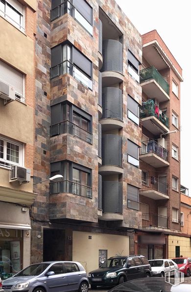 Retail for sale at Calle Carretas, 15, Talavera de la Reina, Toledo, 45600 with car, window, building, tire, land vehicle, wheel, property, vehicle, white and architecture around