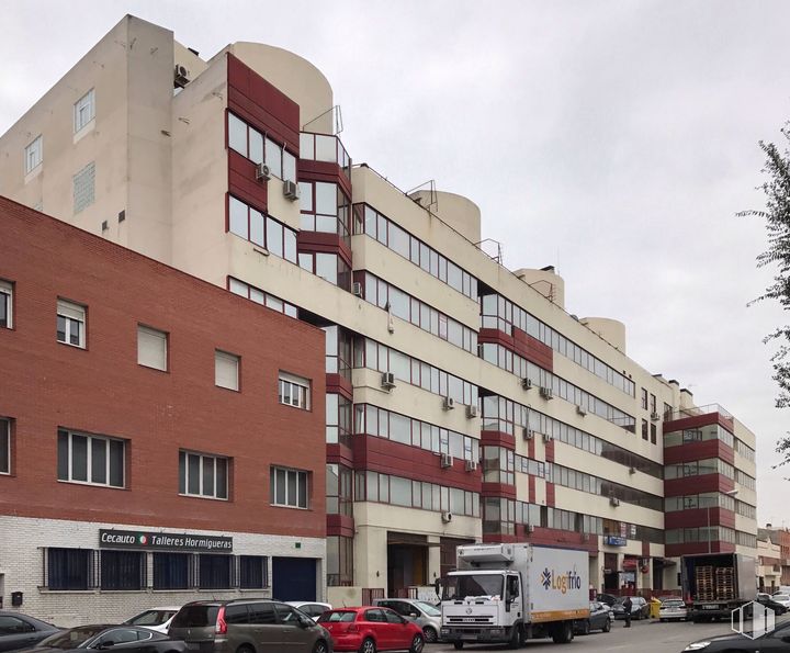 Nave en alquiler y venta en Camino Hormigueras, Villa de Vallecas, Madrid, 28031 con coche, camión, edificio, ventana, vehículo terrestre, neumático, rueda, cielo, día y vehículo alrededor