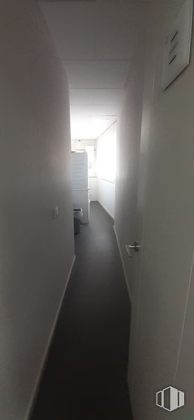 Oficina en alquiler en Calle Simón Hernández, Móstoles, Madrid, 28931 con accesorio, suelo, madera, edificio, suelos, tintes y matices, sombra, techo, escayola y vidrio alrededor