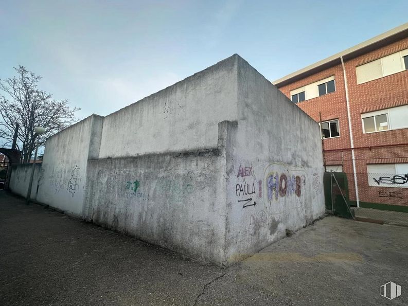 Land for sale at Calle Ignacio Gonzalez Serrano, Collado Villalba, Madrid, 28400 with wall, concrete, composite material, graffiti, paint, street art, mural, handwriting and cement around