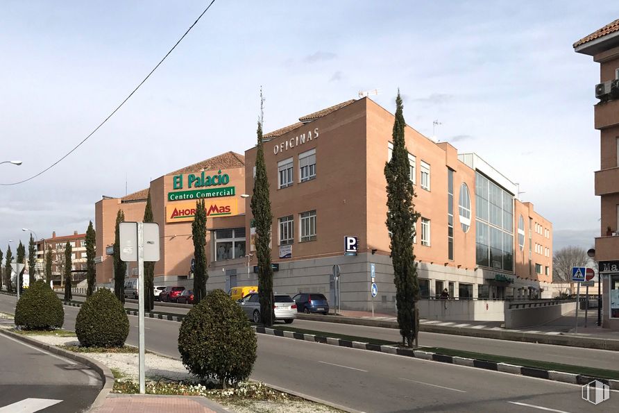 Local en venta en Carretera Majadahonda, Boadilla del Monte, Madrid, 28660 con edificio, planta, cielo, nube, ventana, rueda, superficie de la carretera, luz de la calle, asfalto y diseño urbano alrededor