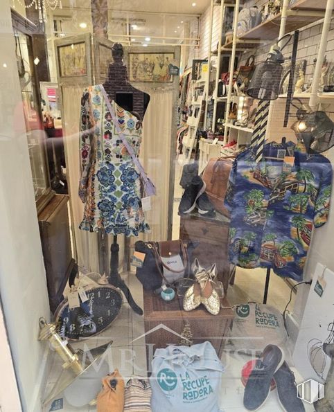 Retail for sale at Calle San Joaquín, Centro, Madrid, 28004 with dress, shoe, shelf, textile, shelving, eyewear, retail, bag, fashion design and luggage and bags around