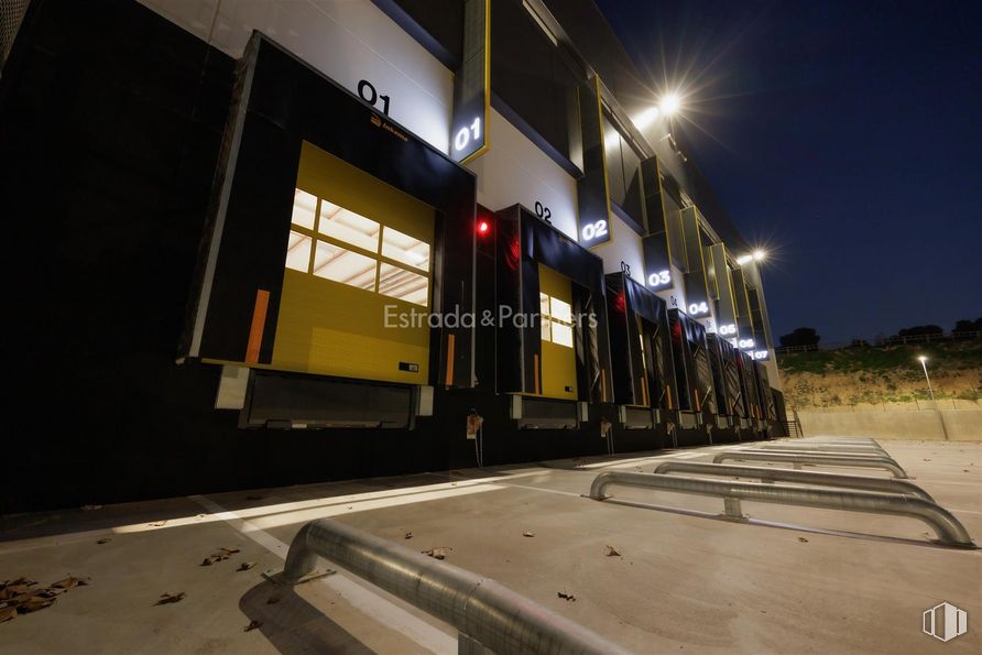 Nave en alquiler en Calle Isaac Peral, 13, Arroyomolinos, Madrid, 28939 con iluminación del automóvil, cielo, entrenar, ventana, centro de transporte, electricidad, edificio, modo de transporte, superficie de la carretera y luz de la calle alrededor