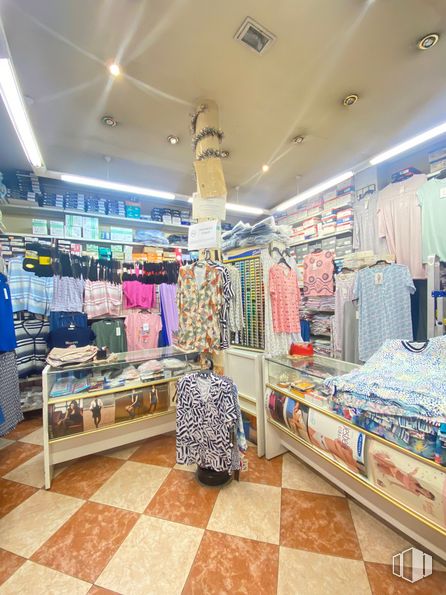 Local en venta en Plaza Luca de Tena, Arganzuela, Madrid, 28045 con ropa, parte superior, ropa de calle, estante, textil, interiorismo, estantería, cliente, venta al por menor y pared alrededor