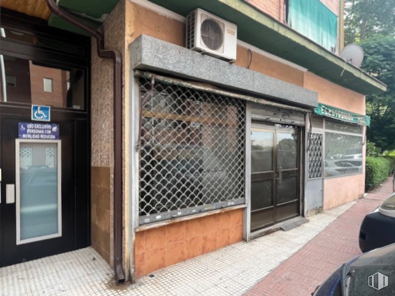 Local en venta en Calle Nuestra Señora del Pilar, Alcalá de Henares, Madrid, 28803 con puerta, ventana, árbol, madera, fachada, gas, edificio, acera, ciudad y ladrillo alrededor