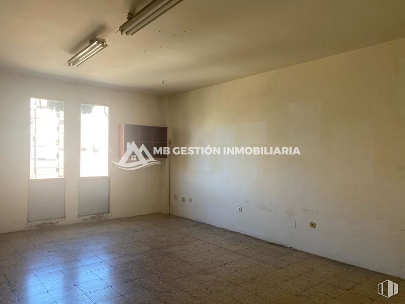 Retail for rent at Calle Gerona, Fuenlabrada, Madrid, 28945 with window, light fixture, lighting, building, wood, fixture, floor, flooring, ceiling fan and hall around