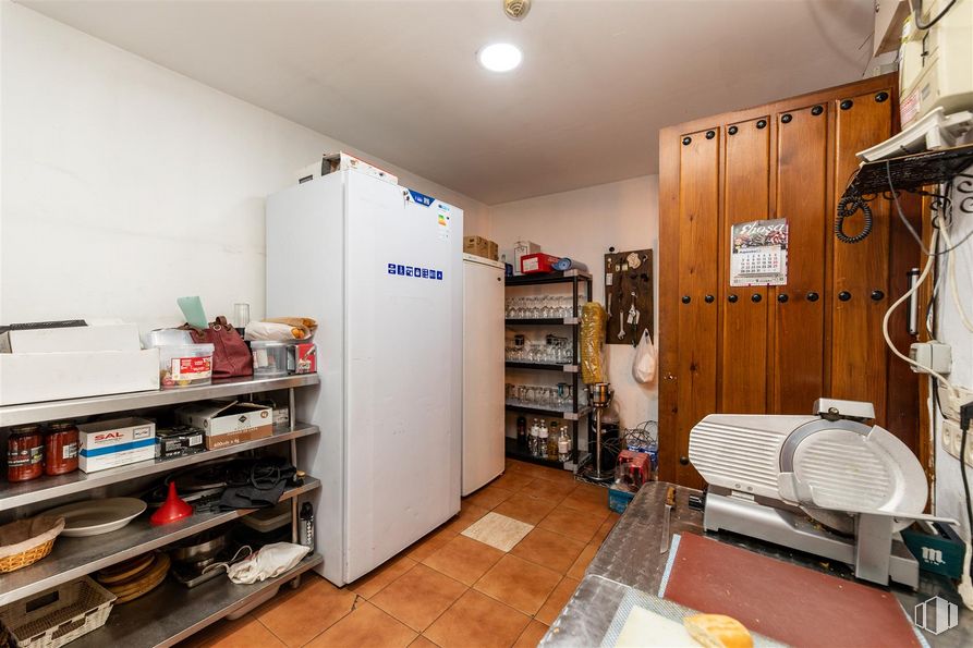 Local en venta en Calle Gainza, Usera, Madrid, 28041 con refrigerador, mueble, edificio, estante, interiorismo, estantería, madera, suelos, suelo y electrodoméstico alrededor