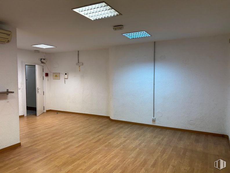 Oficina en alquiler en Calle Ríos Rosas, 36, Chamberí, Madrid, 28003 con lámpara, alumbrado, puerta, madera, accesorio, suelos, hall, edificio, madera dura y suelo laminado alrededor