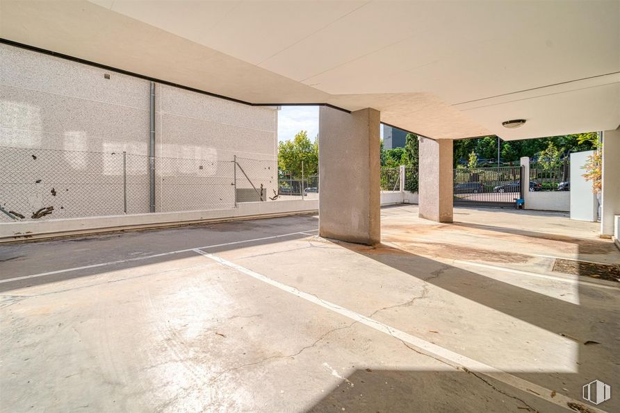 Oficina en alquiler y venta en Avenida Artesanos, 48, Tres Cantos, Madrid, 28760 con durante el día, propiedad, superficie de la carretera, sombra, arquitectura, asfalto, planta, suelo, suelos y pared alrededor