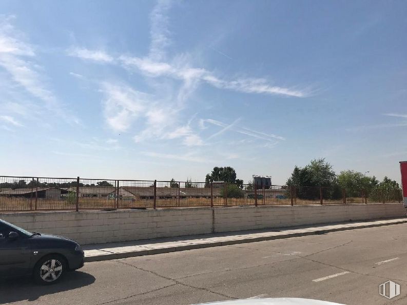 Land for sale at Calle Dubhe, s/n, Griñón, Madrid, 28971 with wheel, car, automotive parking light, cloud, sky, tire, vehicle, asphalt, road surface and automotive lighting around