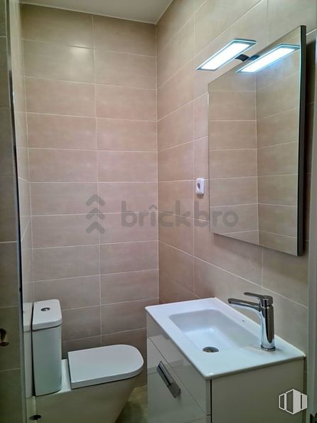 Retail for sale at Calle General Pardiñas, Salamanca, Madrid, 28006 with toilet, sink, tap, bathroom cabinet, property, plumbing fixture, bathroom, fixture, mirror and purple around