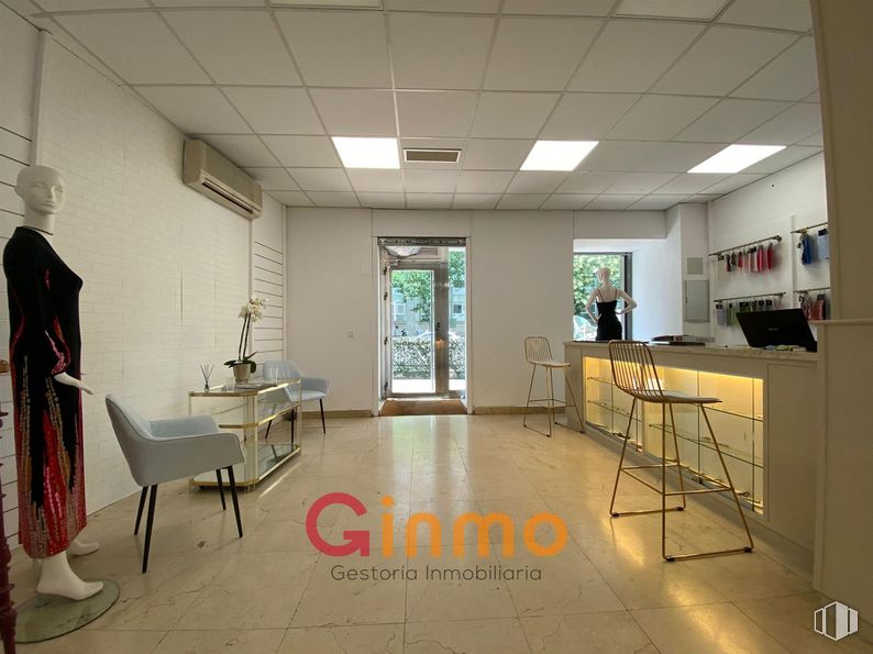 Retail for sale at Calle Diego de León, Salamanca, Madrid, 28006 with chair, table, furniture, building, interior design, flooring, floor, houseplant, wood and plant around