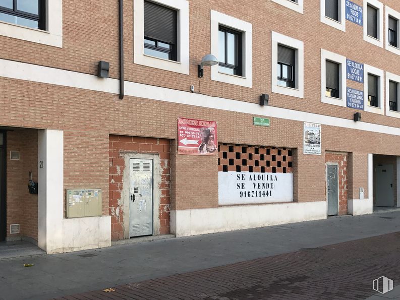 Local en alquiler y venta en Calle Gonzalo de Córdoba, 23 – 25 , San Fernando de Henares, Madrid, 28830 con ventana, puerta, edificio, propiedad, accesorio, ladrillo, albañilería, madera, acera y fachada alrededor