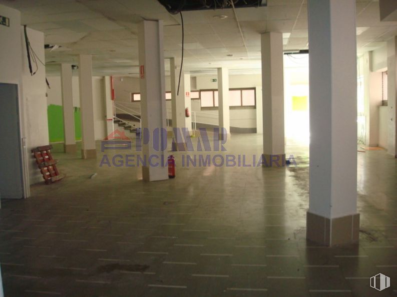 Retail for rent at Calle Alfonso de Montalvo, 1, Ávila, 05001 with fixture, interior design, floor, flooring, tile flooring, hall, space, event, ceiling and building material around