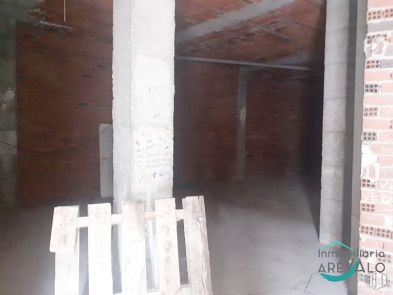 Retail for rent at Calle Mariano Gil, Arévalo, Ávila, 05200 with wood, floor, flooring, gas, building material, hardwood, brick, brickwork, composite material and house around