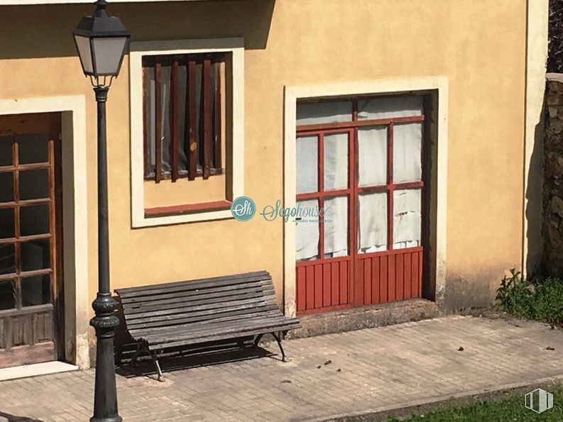 Retail for sale at Travesía Robledo, San Ildefonso, Segovia, 40100 with bench, window, lighting, outdoor bench, building, wood, street light, plant, shade and neighbourhood around