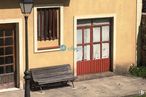 Retail for sale at Travesía Robledo, San Ildefonso, Segovia, 40100 with bench, window, lighting, outdoor bench, building, wood, street light, plant, shade and neighbourhood around